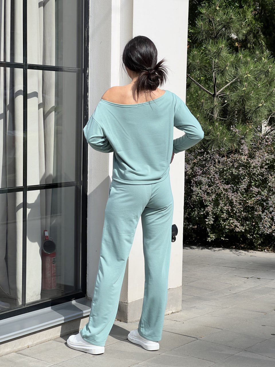 Жіночий костюм зі спущеним плечем оливкового кольору 26296