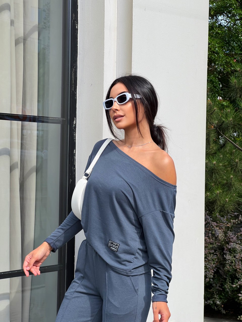 Жіночий костюм зі спущеним плечем кольору фуме 26299