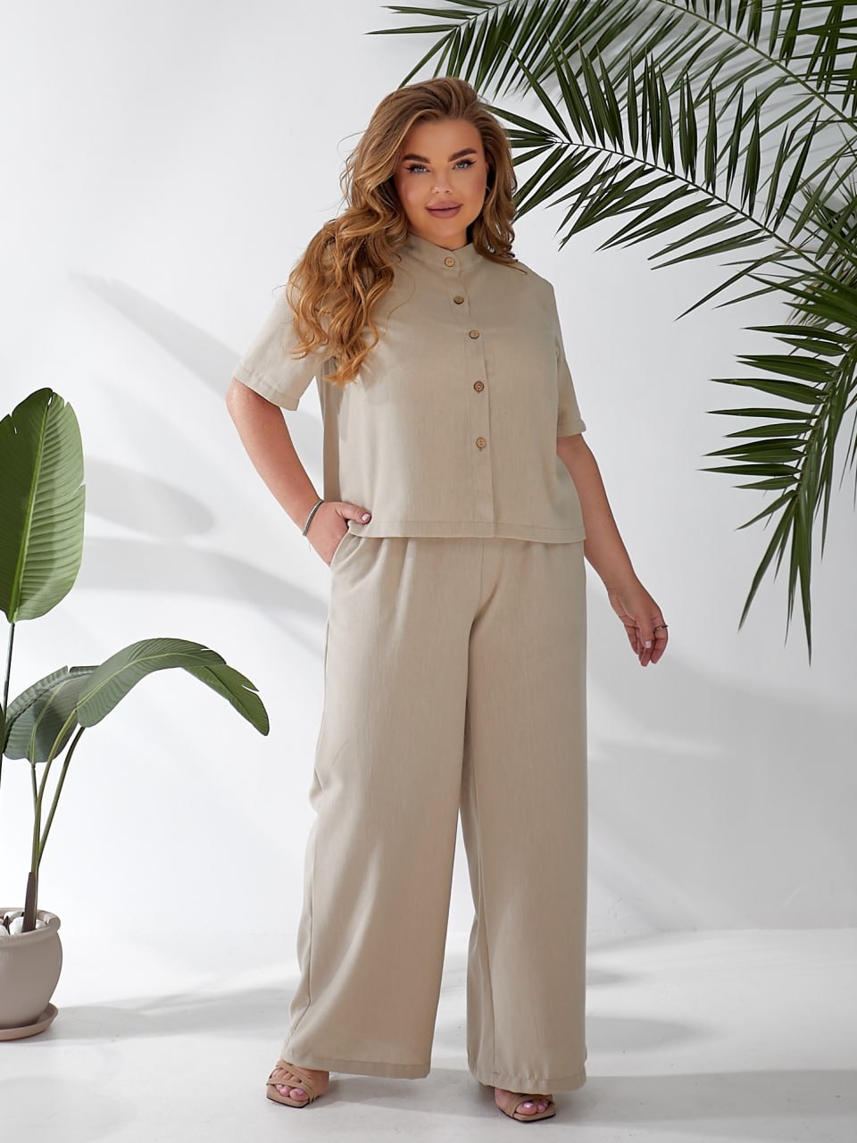 Жіночий легкий класичний костюм бежевого кольору 33134