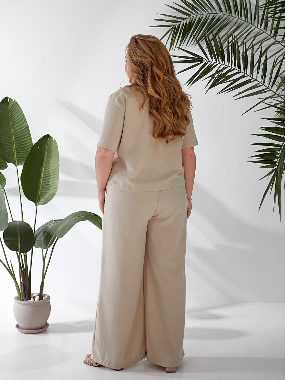 Жіночий легкий класичний костюм бежевого кольору 33134