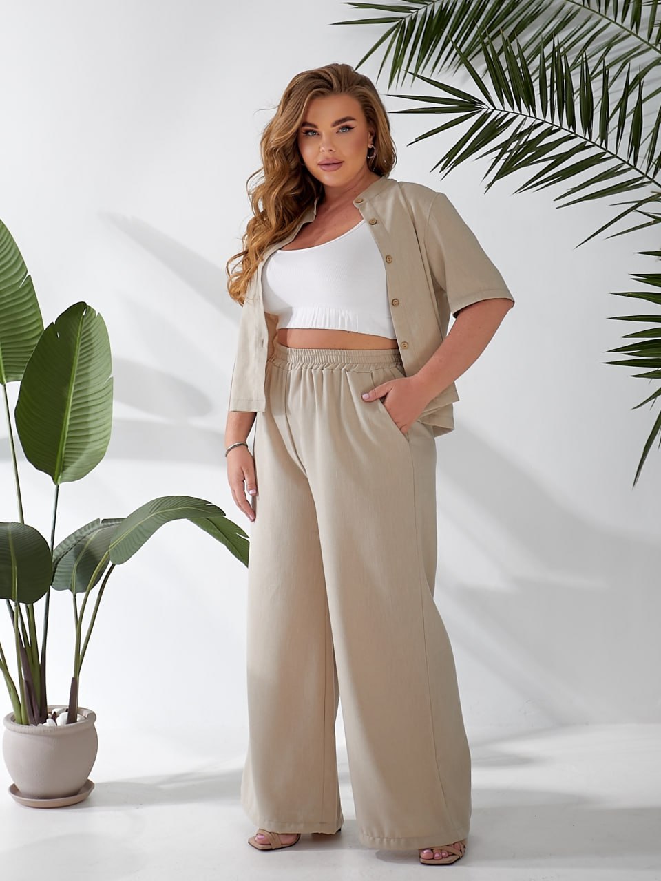 Жіночий легкий класичний костюм бежевого кольору 33134