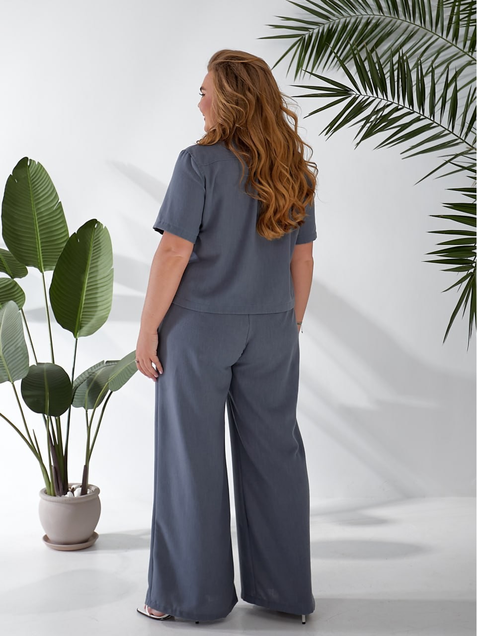 Женский легкий классический костюм графитового цвета 33136