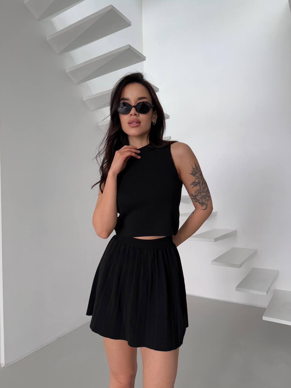 Жіночий легкий костюм 2-ка зі спідницею чорного кольору 31652