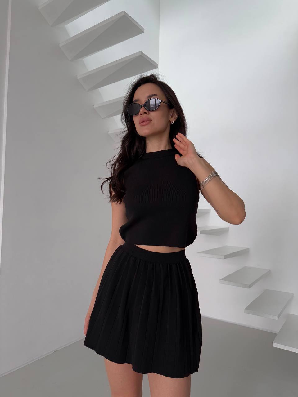 Жіночий легкий костюм 2-ка зі спідницею чорного кольору 31652