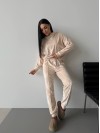 Жіночий легкий костюм бежевого кольору 33121