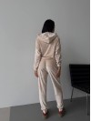 Жіночий легкий костюм бежевого кольору 33121