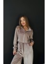 Жіночий легкий костюм на блискавці бежевого кольору 33120