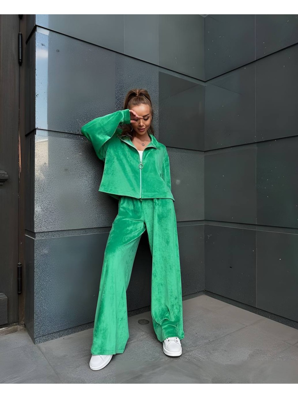 Жіночий легкий костюм на блискавці зеленого кольору 33118