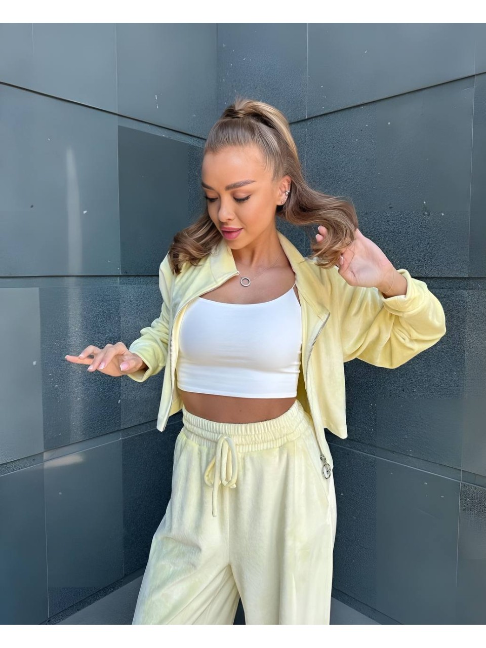 Жіночий легкий костюм на блискавці жовтого кольору 33115