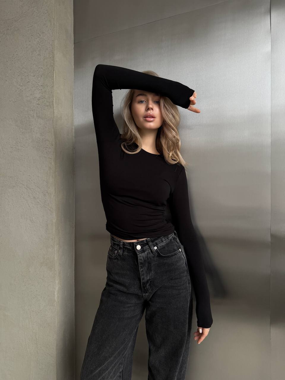 Женский легкий лонгслив черного цвета 30644