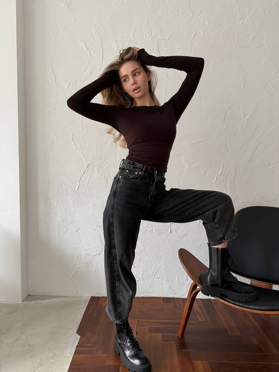 Жіночий легкий лонгслів коричневого кольору 30646