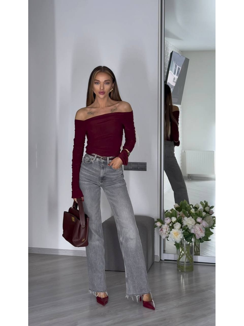 Женский легкий лонгслив с открытыми плечами бордового цвета 31036