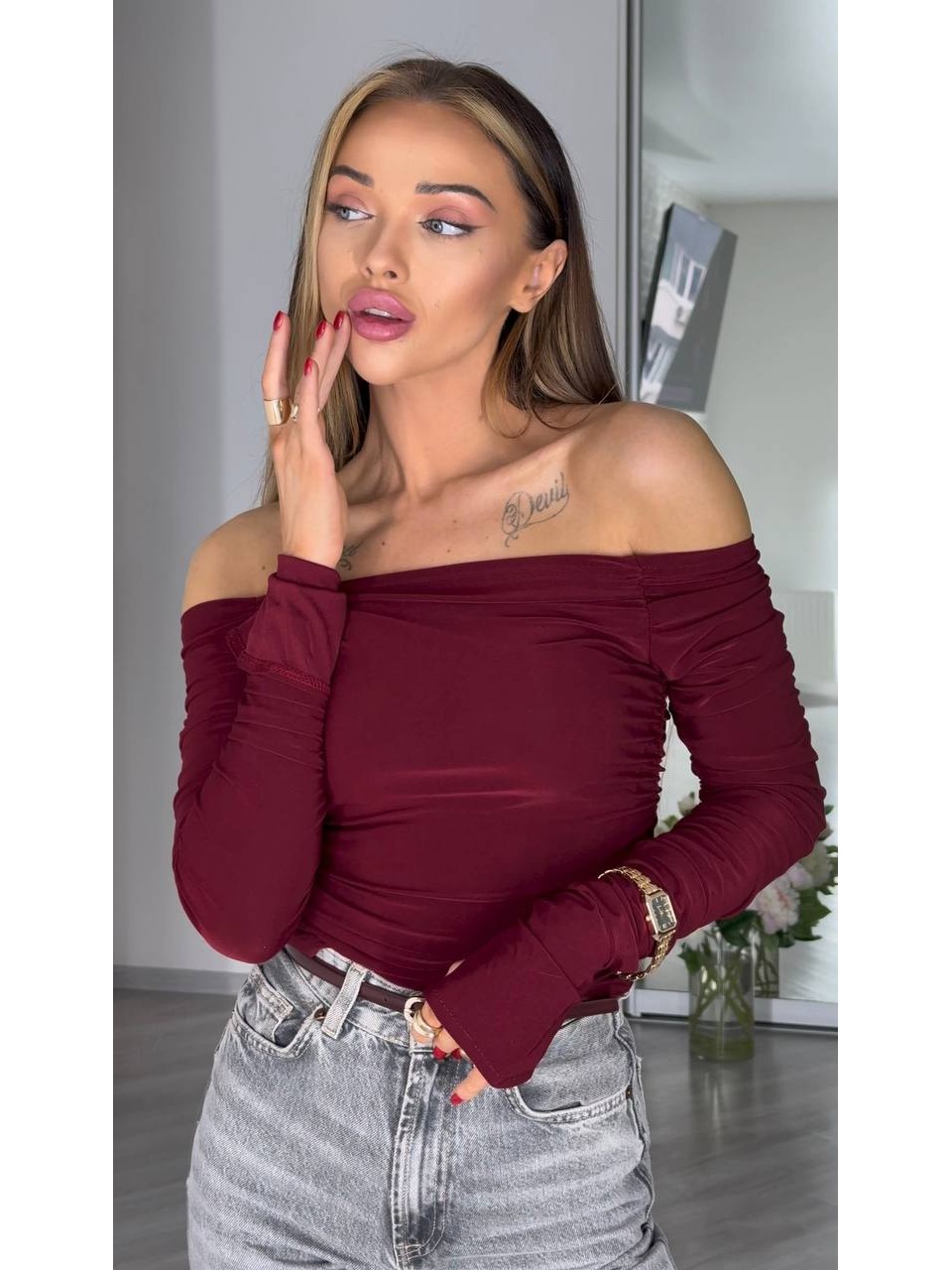 Женский легкий лонгслив с открытыми плечами бордового цвета 31036