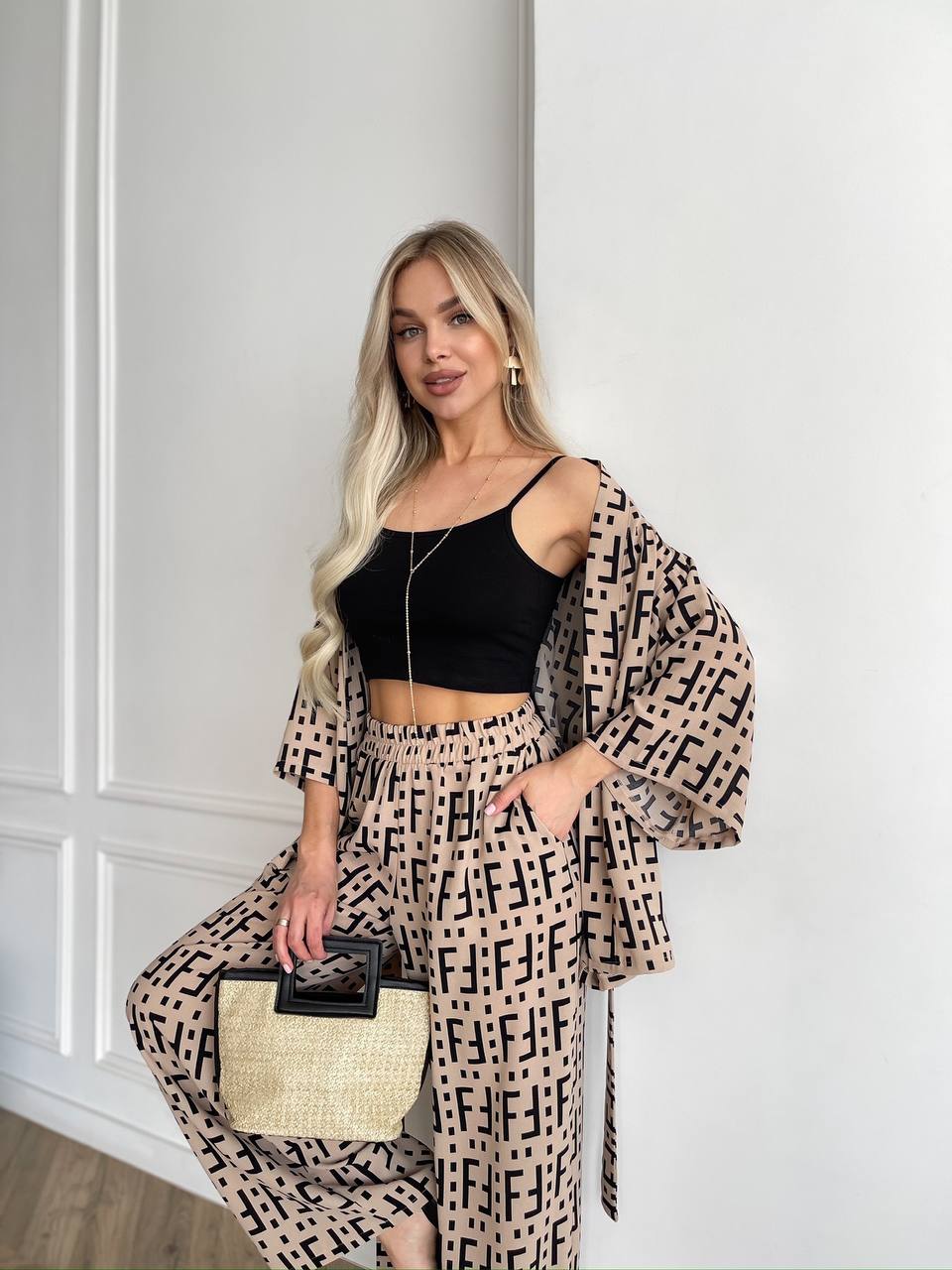 Жіночий легкий прогулянковий костюм бежевого кольору 33205