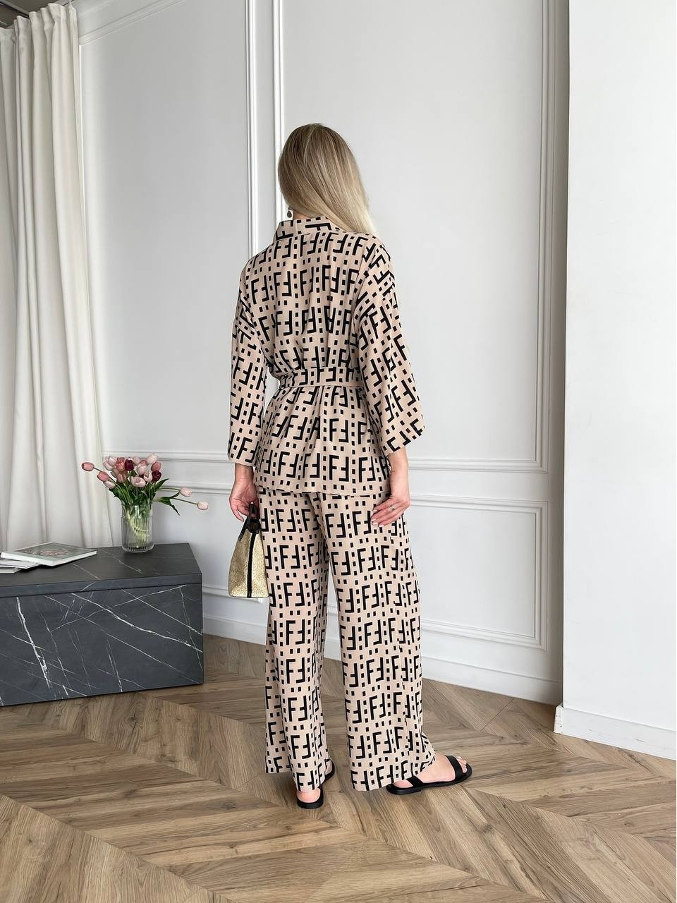 Жіночий легкий прогулянковий костюм бежевого кольору 33205