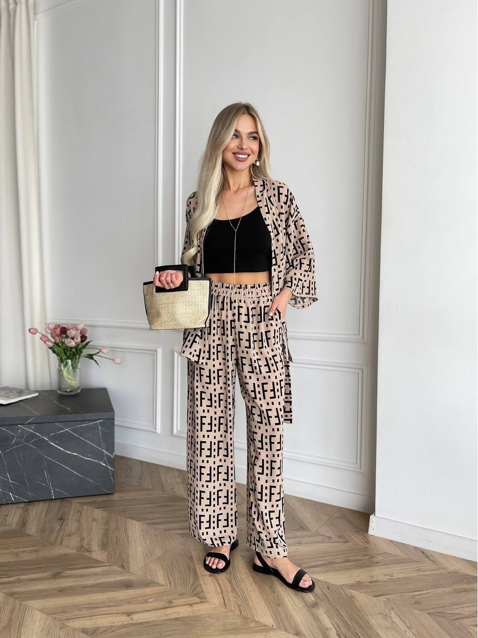 Жіночий легкий прогулянковий костюм бежевого кольору 33205