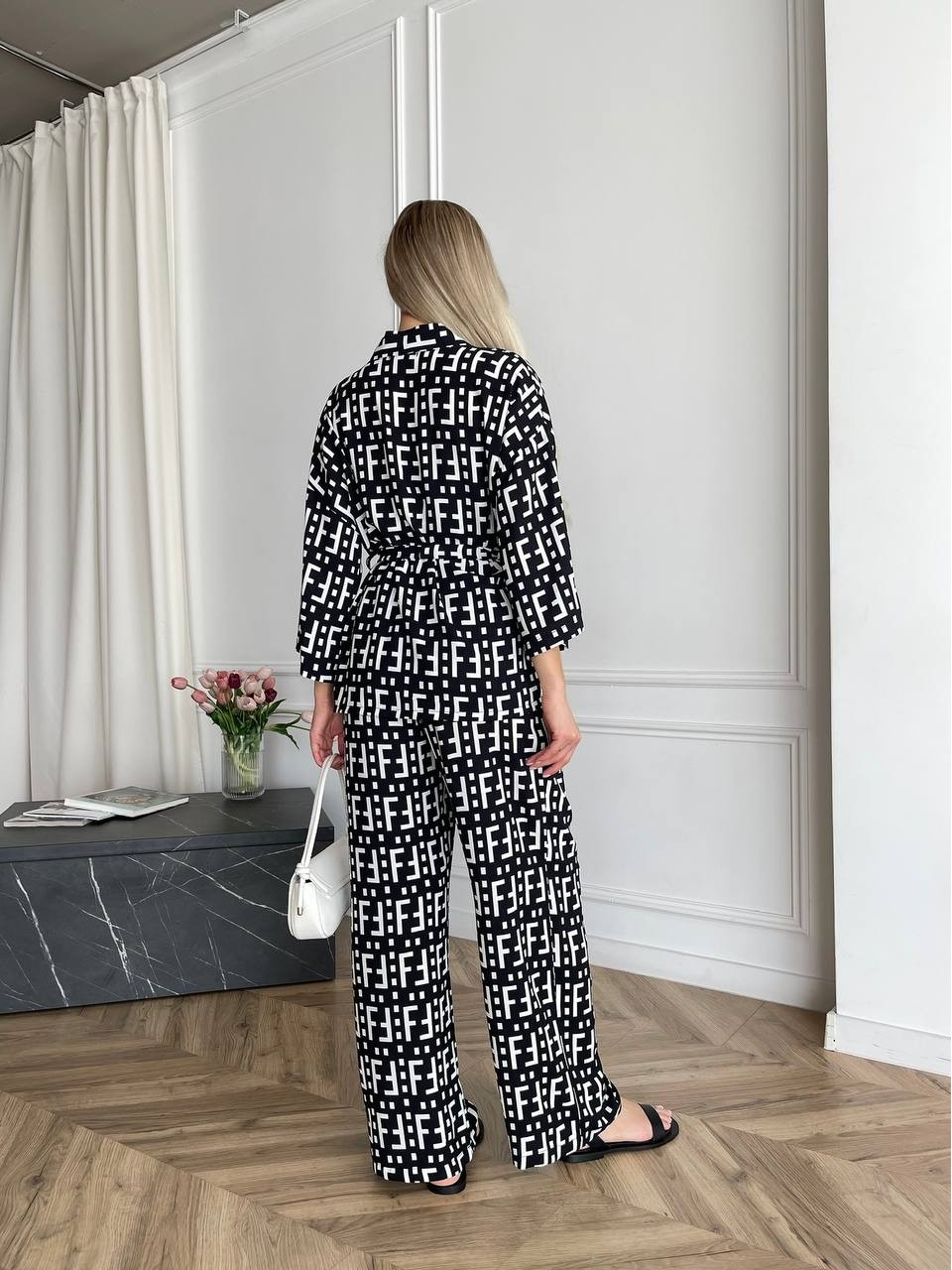 Жіночий легкий прогулянковий костюм чорного кольору 33206