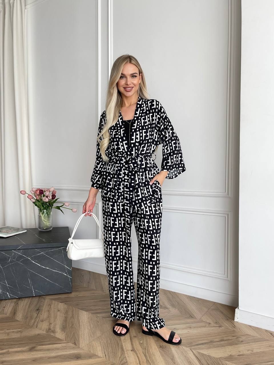 Жіночий легкий прогулянковий костюм чорного кольору 33206