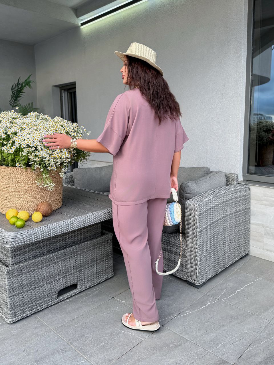 Жіночий легкий прогулянковий костюм пудрового кольору 33405