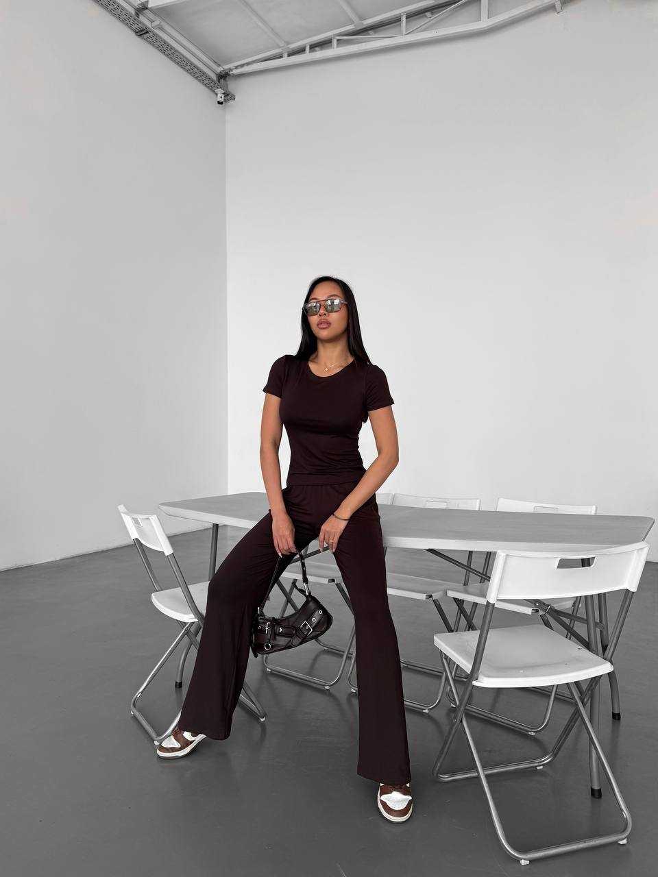 Женский легкий прогулочный костюм коричневого цвета 32719