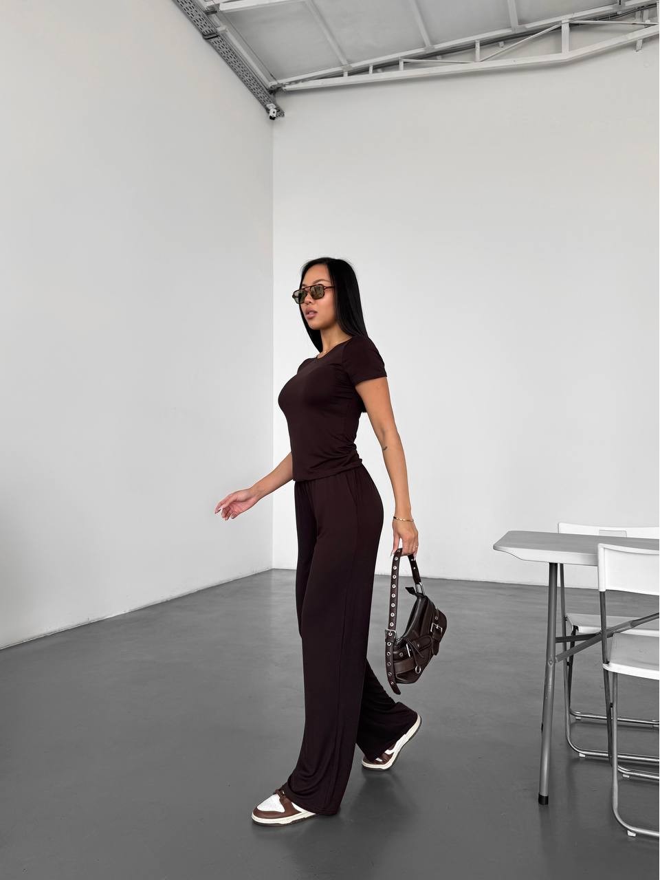 Женский легкий прогулочный костюм коричневого цвета 32719