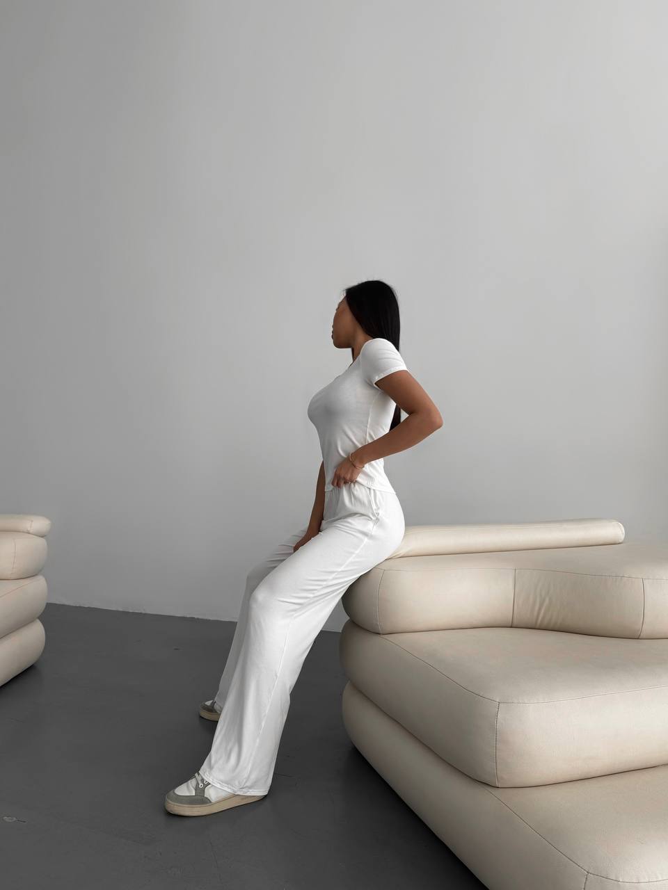 Жіночий легкий прогулянковий костюм молочного кольору 33569