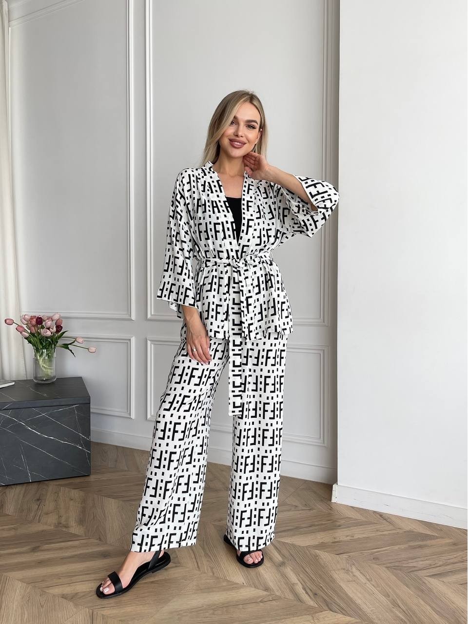 Жіночий легкий прогулянковий костюм молочного кольору 33207