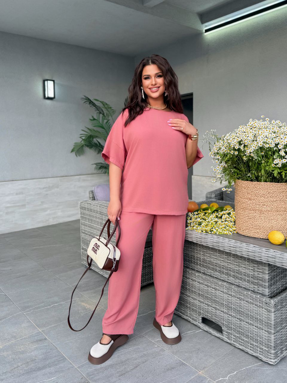 Жіночий легкий прогулянковий костюм пудрового кольору 33406