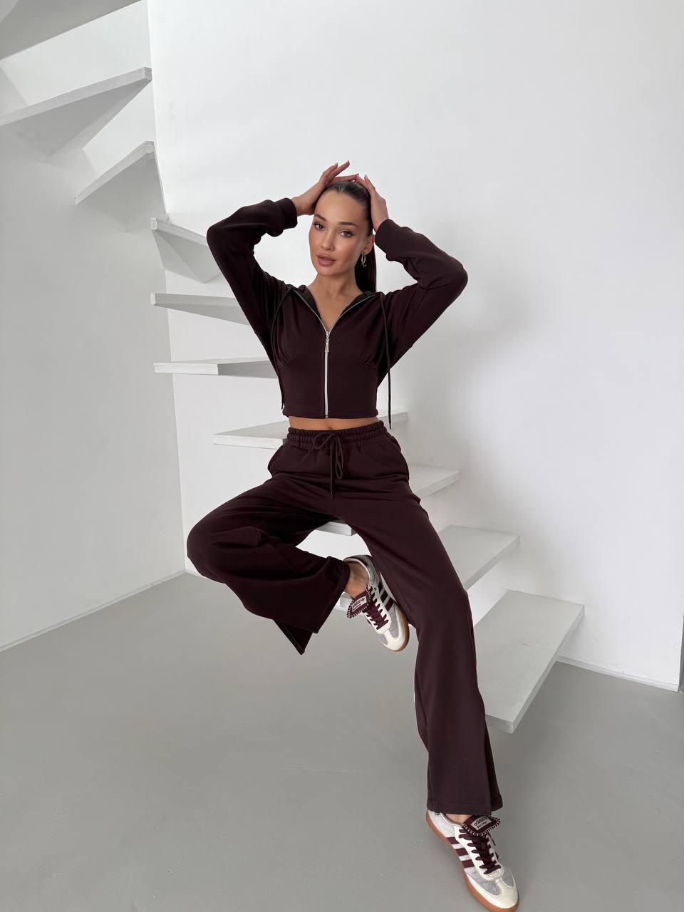Жіночий легкий спортивний костюм на змійці коричневого кольору 32542