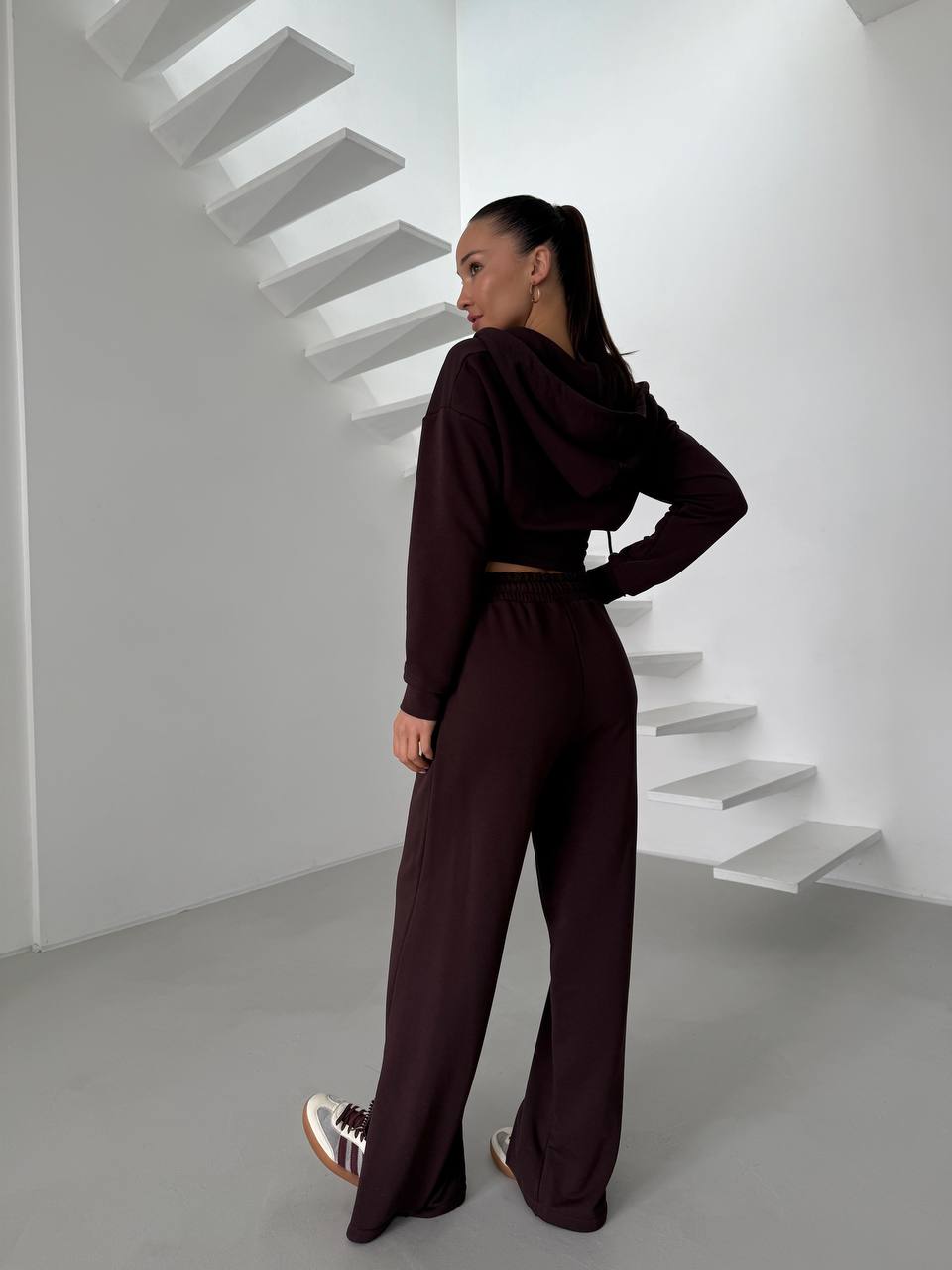 Жіночий легкий спортивний костюм на змійці коричневого кольору 32542