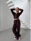 Жіночий легкий спортивний костюм на змійці коричневого кольору 32542
