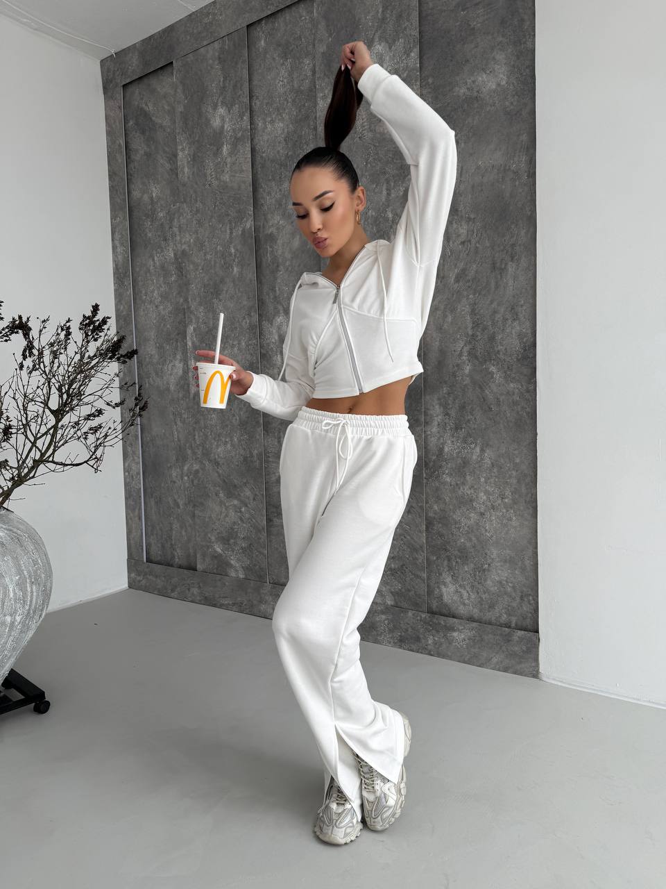 Жіночий легкий спортивний костюм на змійці молочного кольору 32543