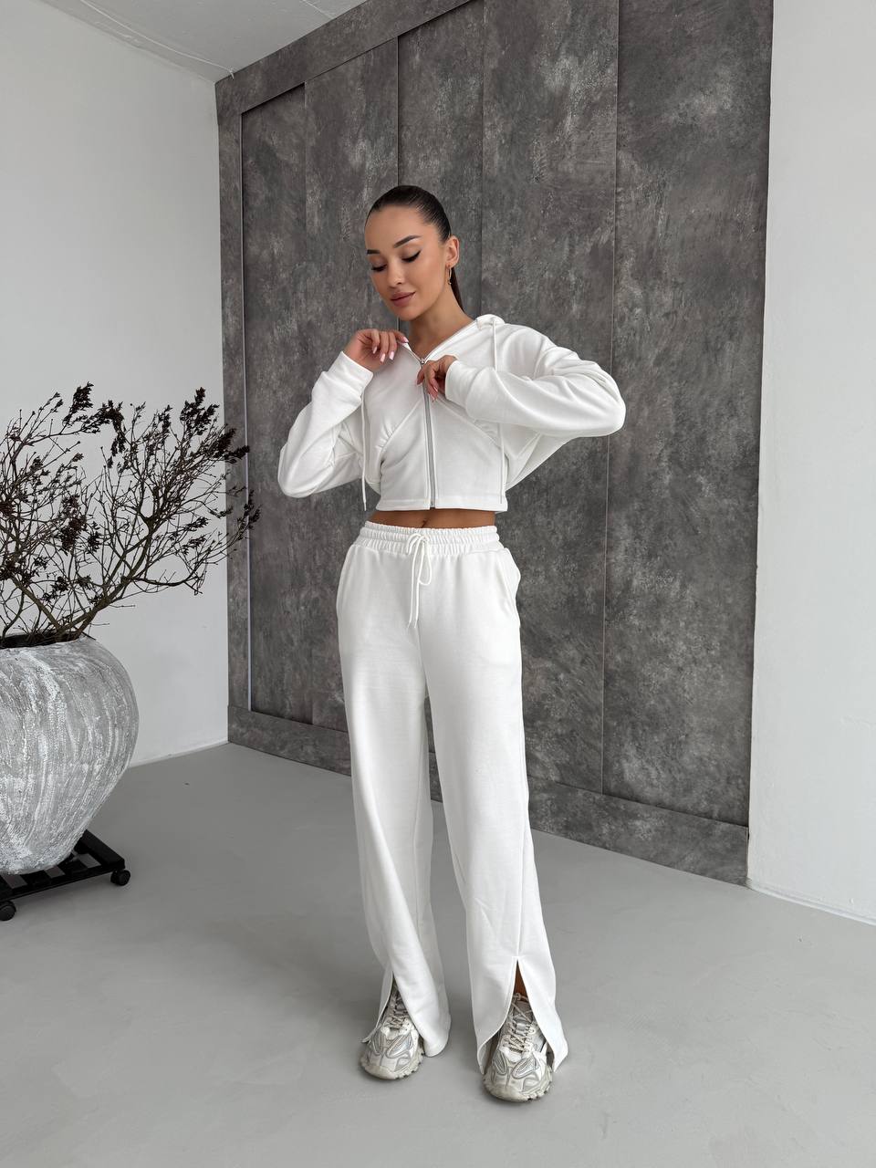 Жіночий легкий спортивний костюм на змійці молочного кольору 32543