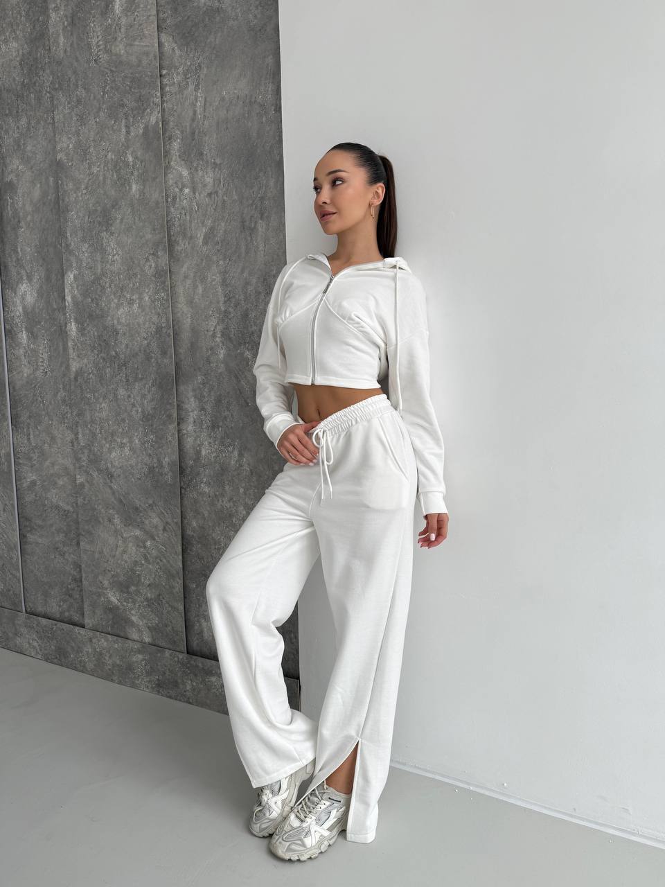 Жіночий легкий спортивний костюм на змійці молочного кольору 32543