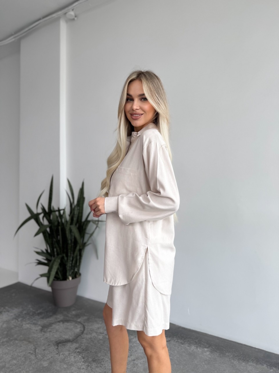 Жіночий лiтнiй костюм бежевого кольору 33394