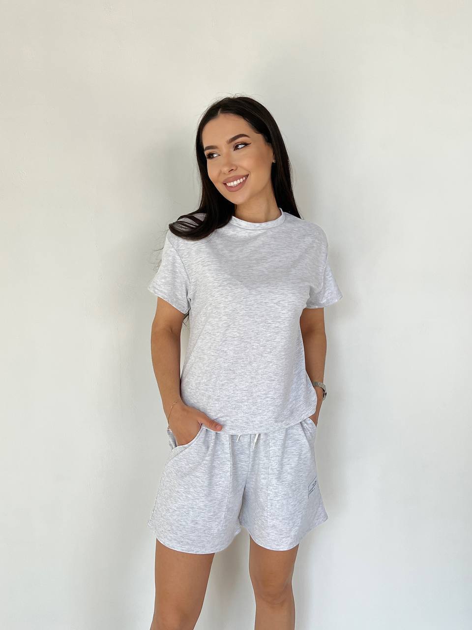 Жіночий літній костюм із шортами сірого кольору 33094
