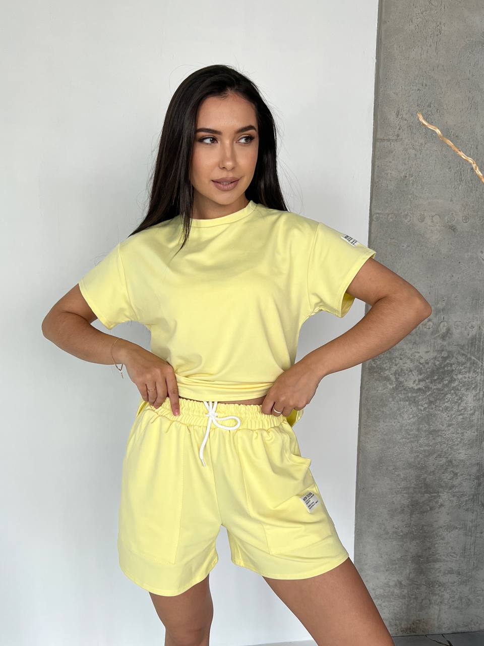 Жіночий літній костюм із шортами жовтого кольору 33095
