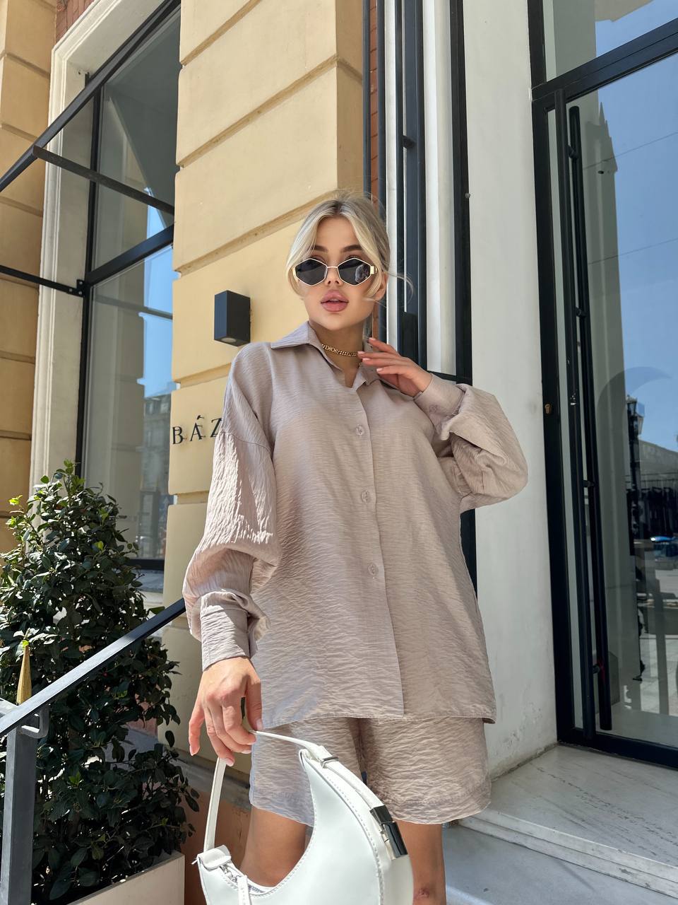 Женский льняной костюм с шортами бежевого цвета 32864