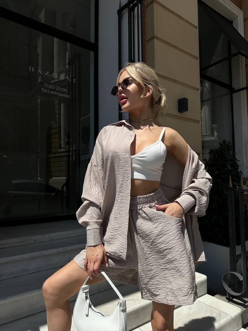 Женский льняной костюм с шортами бежевого цвета 32864