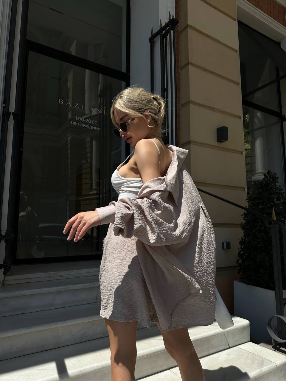 Женский льняной костюм с шортами бежевого цвета 32864