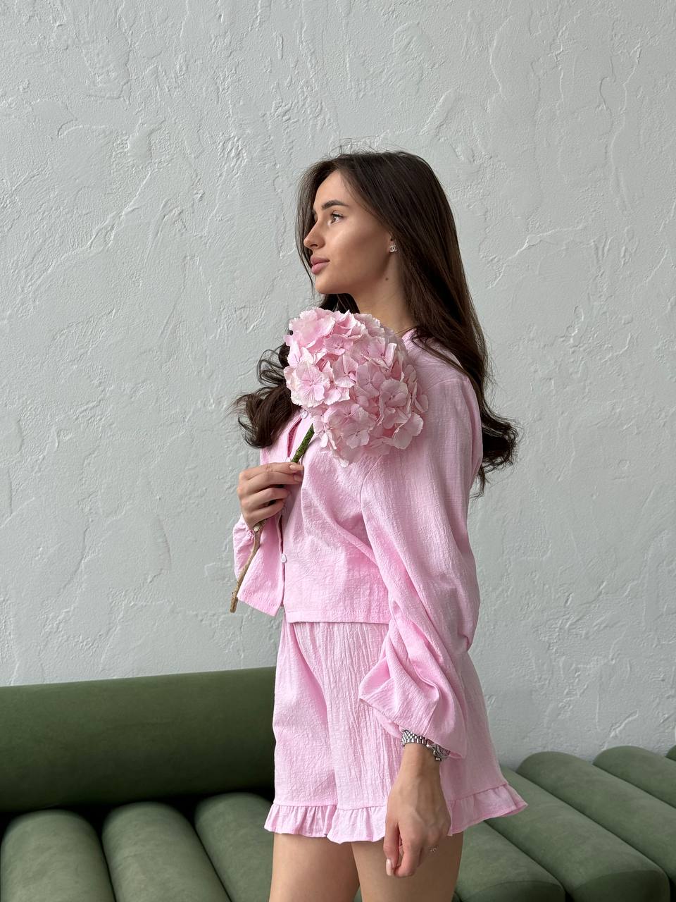 Жіночий льняний костюм з шортами рожевого кольору 33473