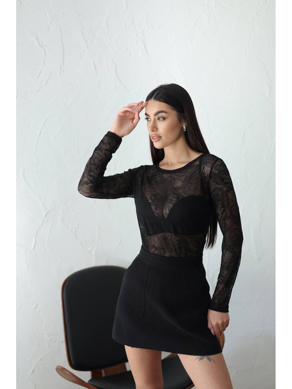 Жіночий лонгслів з мережива чорного кольору 31845