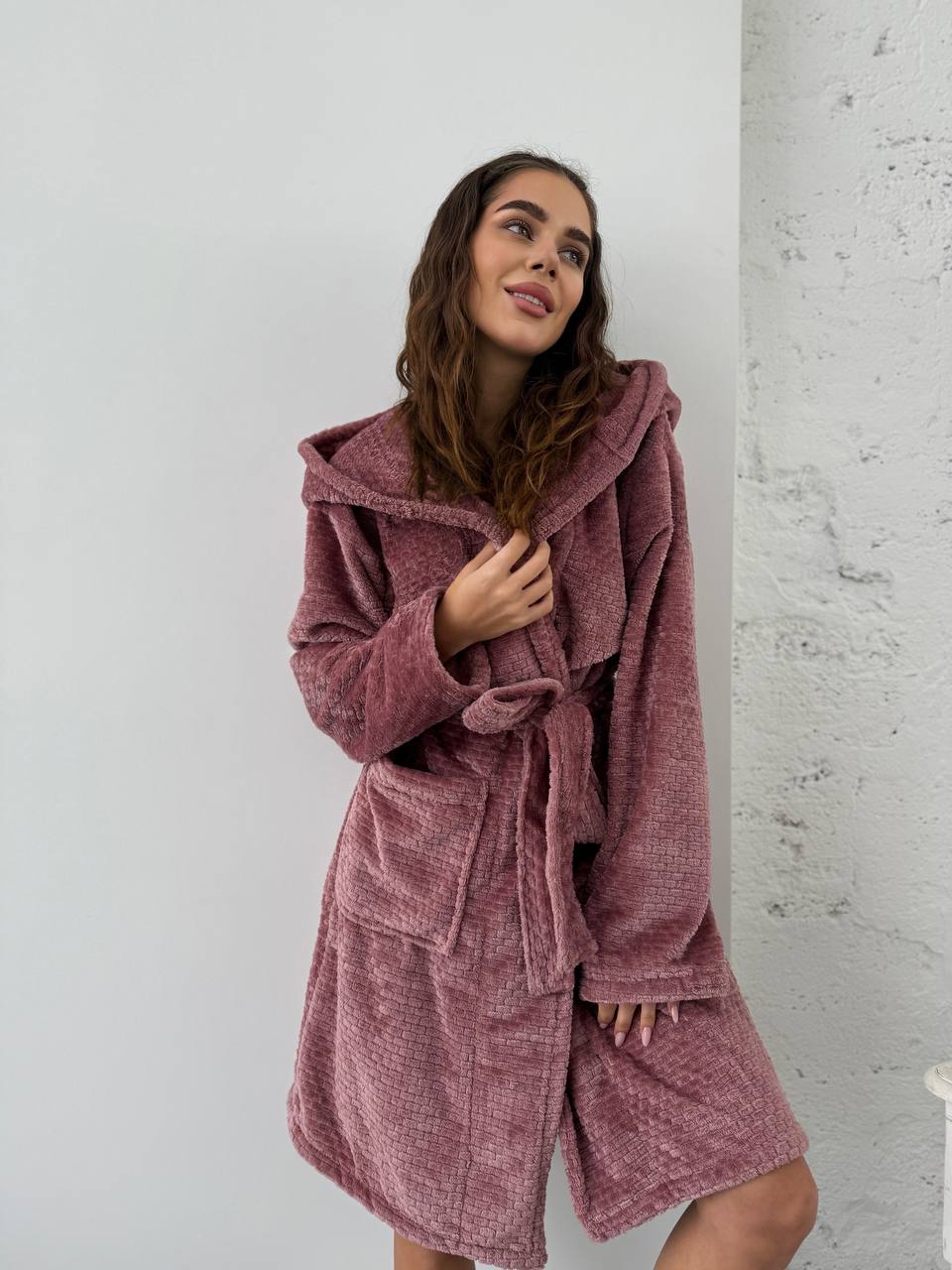 Жіночий махровий халат пудрового кольору 30301