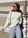 Жіночий однотонний светр молочного кольору 30202