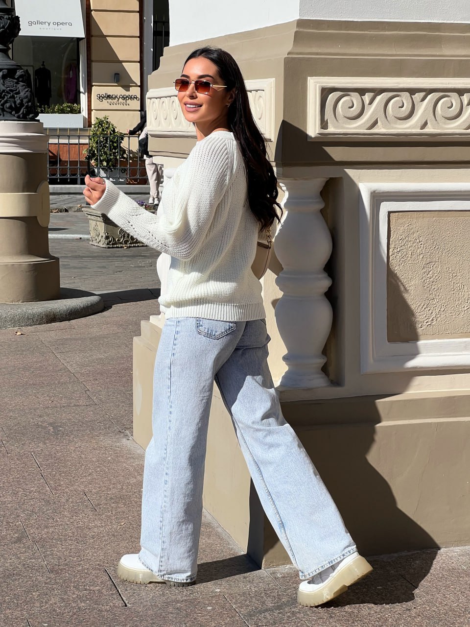 Жіночий однотонний светр молочного кольору 30202