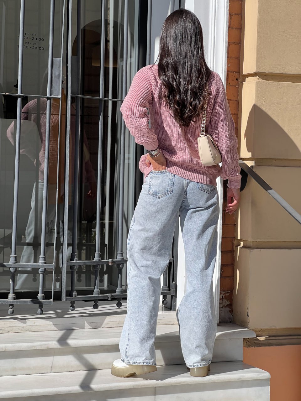 Жіночий однотонний светр рожевого кольору 30201