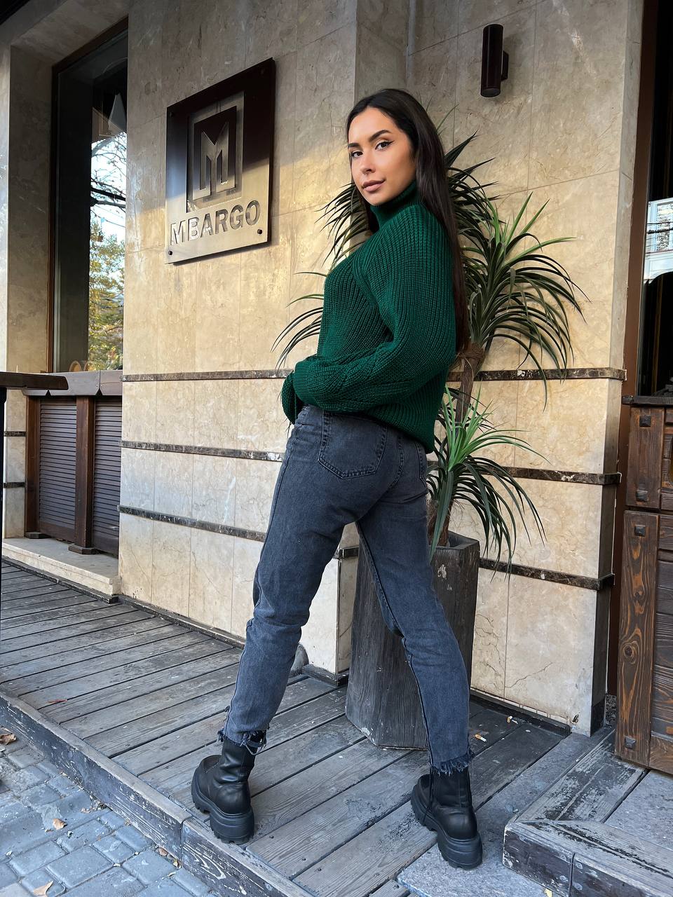 Жіночий однотонний светр із горловиною смарагдового кольору 30261