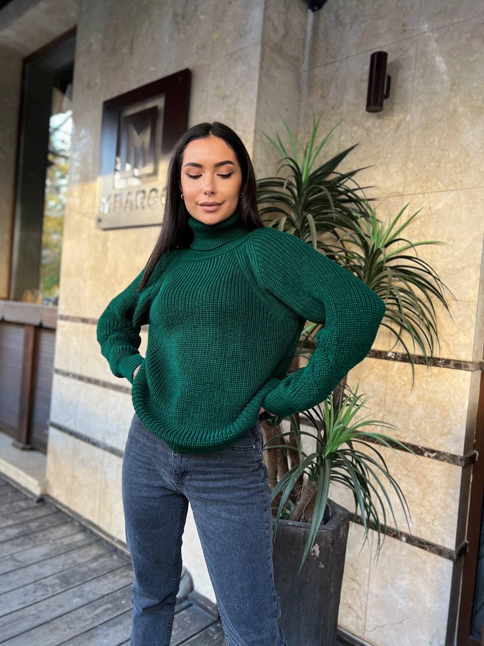 Жіночий однотонний светр із горловиною смарагдового кольору 30261
