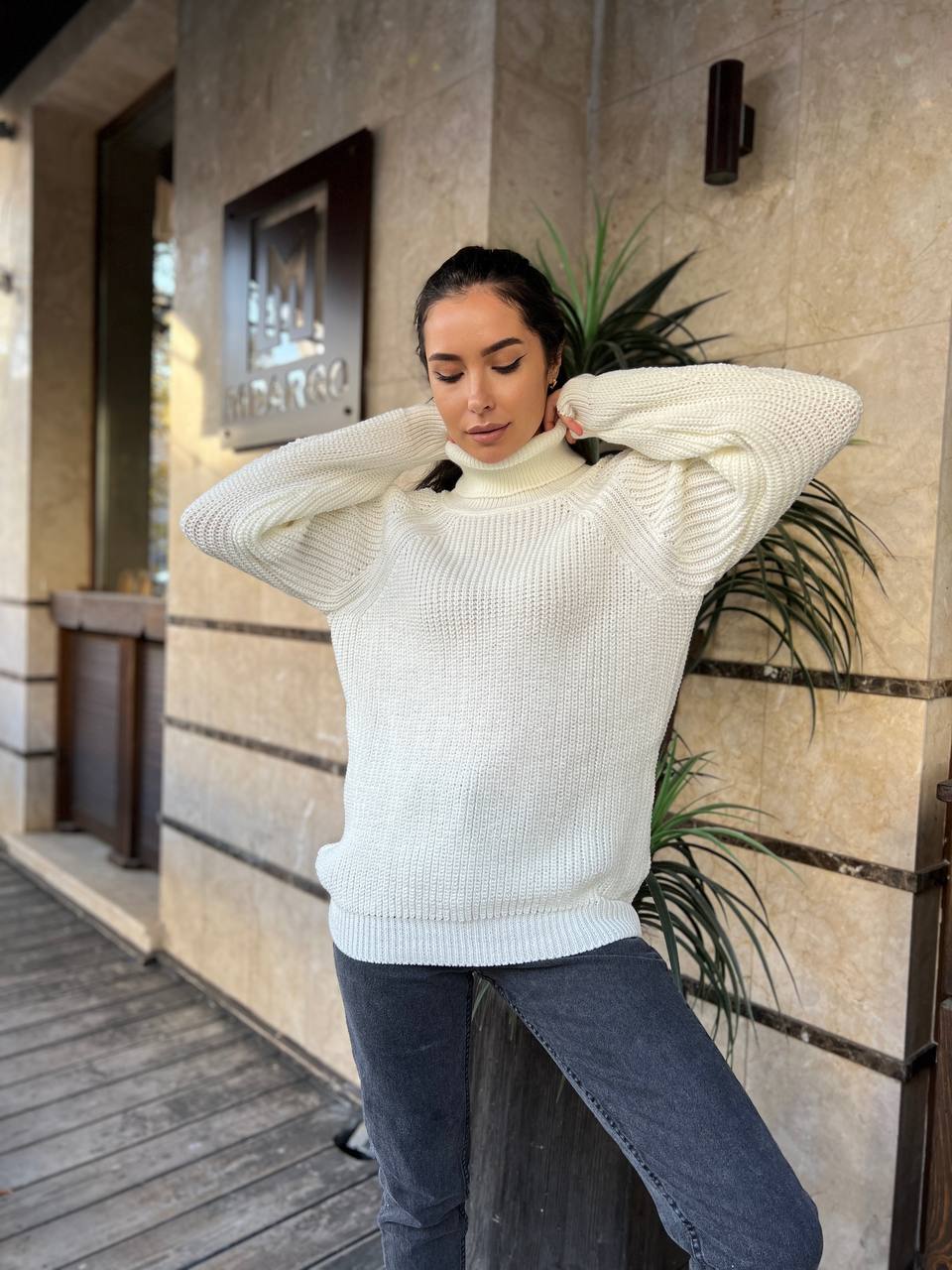 Жіночий однотонний светр із горловиною молочного кольору 30265