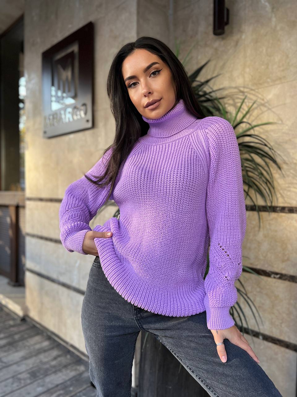Жіночий однотонний светр із горловиною бузкового кольору 30262